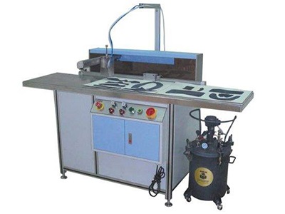 安装了万搏WANBO（中国）喷胶机控制系统的喷胶工作平台